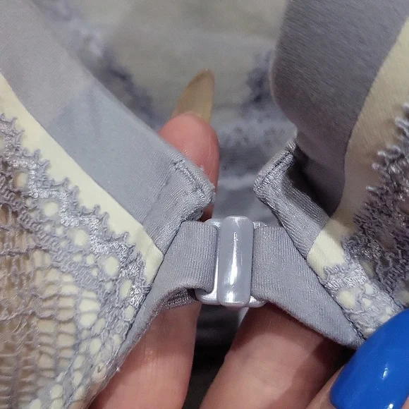 Victoria's Secret Bra - Picture 4 of 13